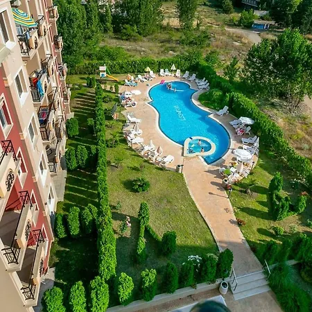 Furnished 1bdr With Pool View Uq Апартамент